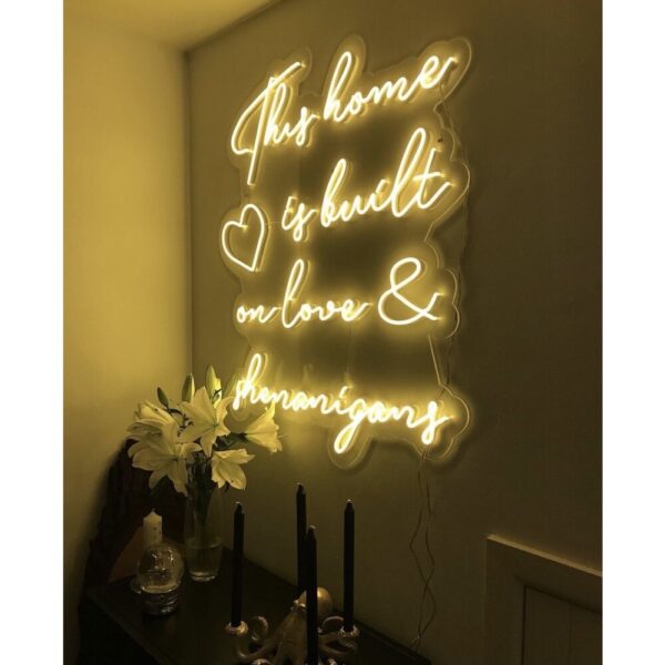 This home is built on love & shenanigans Neon Işıklı Şeffaf ...
