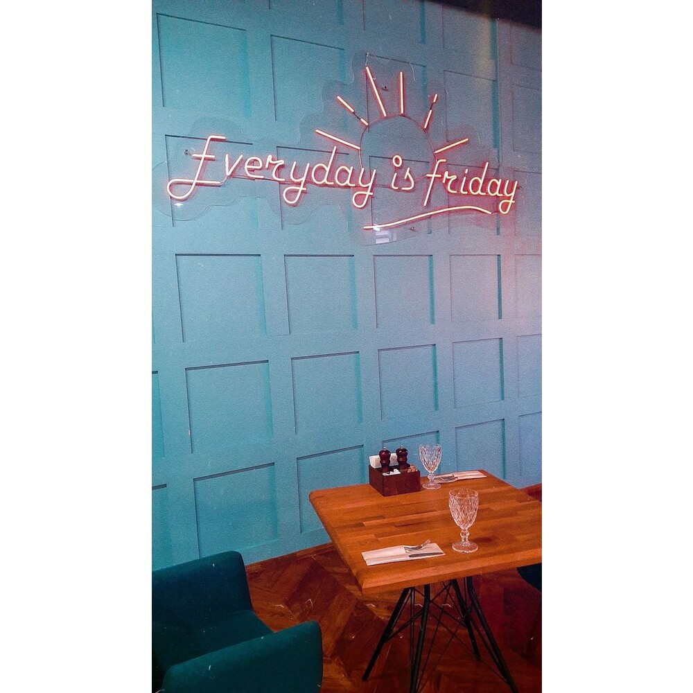 Everyday is Friday Neon Tabela