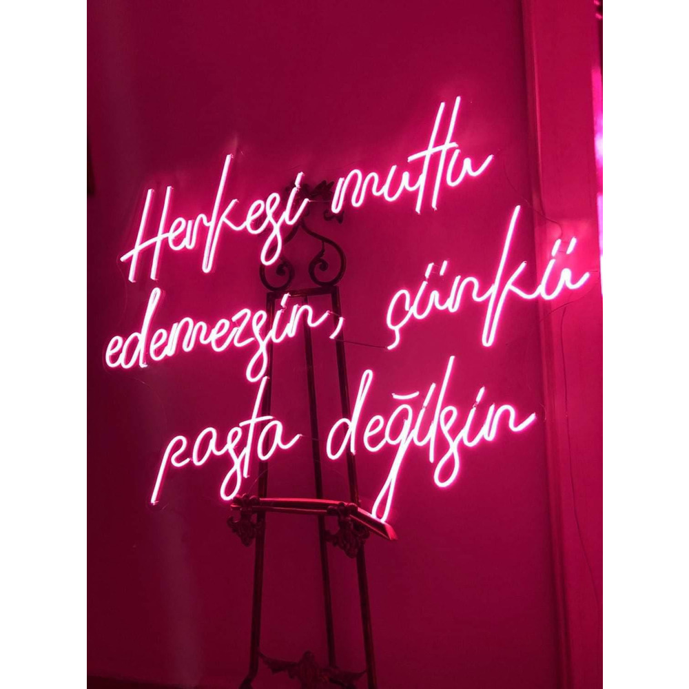 Herkesi mutlu edemezsin, çünkü pasta değilsin neon