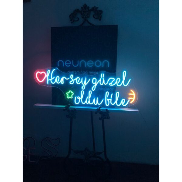 Her şey güzel oldu bile neon tabela