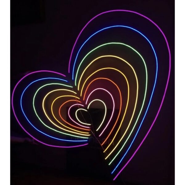İç içe geçen kalp neon tabela