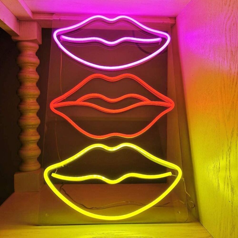 Lip's Don't Lie Neon Işıklı Şeffaf Pleksi