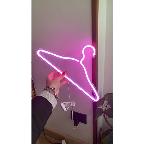 Kıyafet Askısı Neon Işıklı Şeffaf Pleksi